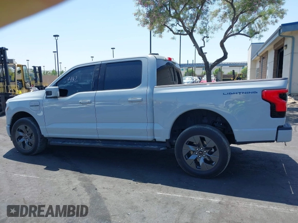 2023 Ford F-150 Lightning Pro z VIN 1FTVW1EL3PWG20829, wystawiony jako IAAI lot #42357162 z przebiegiem 52 553 mil mil oraz . Historia ofert i sprzedaży dostępna na DreamBid. Obrazek 15.
