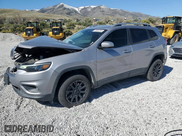 2019 Jeep Cherokee Latitude z VIN 1C4PJLCXXKD278468, wystawiony jako Copart lot #55064395 z przebiegiem 84 945 mil mil oraz Szkoda całkowita • Salvage title. Historia ofert i sprzedaży dostępna na DreamBid. Obrazek 1.