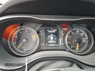 2019 Jeep Cherokee Latitude Plus z VIN 1C4PJLLB9KD204558, wystawiony jako Copart lot #54614525 z przebiegiem 31 449 mil mil oraz Szkoda całkowita • Salvage title. Historia ofert i sprzedaży dostępna na DreamBid. Obrazek 9.