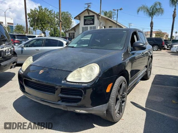 2006 Porsche Cayenne S z VIN WP1AB29PX6LA69097, wystawiony jako Copart lot #52021455 z przebiegiem 148 871 mil mil oraz Szkoda całkowita • Salvage title. Historia ofert i sprzedaży dostępna na DreamBid. Obrazek 2.