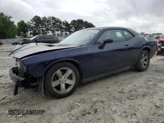 2013 Dodge Challenger SXT z VIN 2C3CDYAG8DH609306, wystawiony jako Copart lot #55772985 z przebiegiem 179 231 mil mil oraz Szkody całkowita. Historia ofert i sprzedaży dostępna na DreamBid. Obrazek 1.