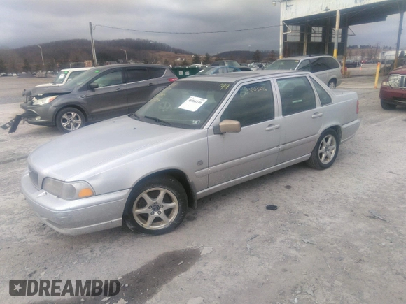 1999 Volvo S70 z VIN YV1LS55A3X1598346, wystawiony jako IAAI lot #35803246 z przebiegiem 215 097 mil mil oraz . Historia ofert i sprzedaży dostępna na DreamBid. Obrazek 2.