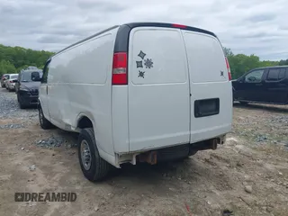 2017 Chevrolet Express Cargo z VIN 1GCWGBFF4H1289693, wystawiony jako IAAI lot #42310038 z przebiegiem 152 692 mil mil oraz . Historia ofert i sprzedaży dostępna na DreamBid. Obrazek 3.