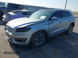 2020 Lincoln Nautilus Reserve z VIN 2LMPJ6K98LBL14122, wystawiony jako IAAI lot #42332303 z przebiegiem 90 460 mil mil oraz . Historia ofert i sprzedaży dostępna na DreamBid. Obrazek 2.