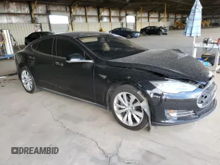 2014 Tesla Model S 60 z VIN 5YJSA1H11EFP36480, wystawiony jako Copart lot #71210254 z przebiegiem 121 014 mil mil oraz Szkoda całkowita • Salvage title. Historia ofert i sprzedaży dostępna na DreamBid. Obrazek 4.