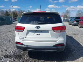 2016 Kia Sorento LX z VIN 5XYPGDA55GG179314, wystawiony jako IAAI lot #42026486 z przebiegiem 116 774 mil mil oraz . Historia ofert i sprzedaży dostępna na DreamBid. Obrazek 17.