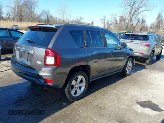 2015 Jeep Compass Latitude z VIN 1C4NJDEBXFD217691, wystawiony jako IAAI lot #41650350 z przebiegiem 68 366 mil mil oraz . Historia ofert i sprzedaży dostępna na DreamBid. Obrazek 4.
