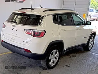 2019 Jeep Compass Latitude z VIN 3C4NJDBB1KT639096, wystawiony jako IAAI lot #42597978 z przebiegiem 110 803 mil mil oraz . Historia ofert i sprzedaży dostępna na DreamBid. Obrazek 4.