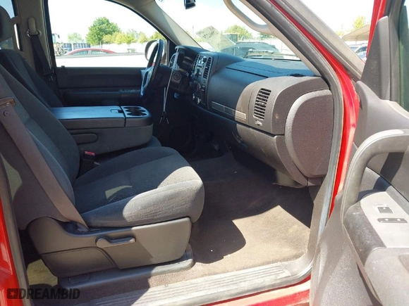 2008 Chevrolet Silverado 1500 LT w/1LT with VIN 2GCEK13J081286555, listed as a IAAI auction lot 42001279 with 195,990 mi miles. Bid and sale history available at carsss.com. Image 5.