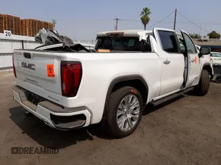 2021 GMC Sierra 1500 Denali z VIN 3GTU9FET8MG378713, wystawiony jako Copart lot #57685721 z przebiegiem Nie podano mil oraz Szkoda całkowita • Salvage title. Historia ofert i sprzedaży dostępna na DreamBid. Obrazek 4.