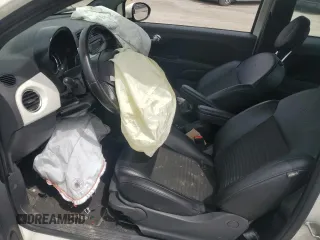 2015 FIAT 500 Sport z VIN 3C3CFFBRXFT625516, wystawiony jako Copart lot #57797775 z przebiegiem Nie podano mil oraz Szkoda całkowita • Salvage title. Historia ofert i sprzedaży dostępna na DreamBid. Obrazek 7.