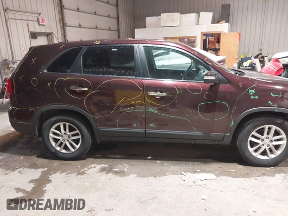 2014 Kia Sorento LX z VIN 5XYKT3A63EG429977, wystawiony jako IAAI lot #41537822 z przebiegiem 121 423 mil mil oraz . Historia ofert i sprzedaży dostępna na DreamBid. Obrazek 13.