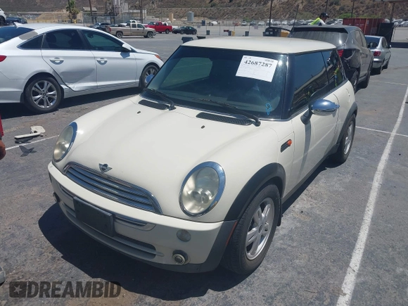 2006 MINI Hardtop с VIN WMWRC33586TK71206, выставлен на аукционе IAAI как лот 42687287 с пробегом 138 086 миль миль и . История ставок и продаж доступна на DreamBid. Изображение 2.