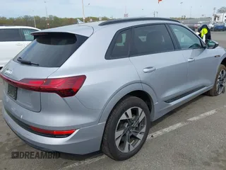 2022 Audi e-tron Premium z VIN WA1AAAGE3NB033122, wystawiony jako IAAI lot #42081343 z przebiegiem 36 171 mil mil oraz . Historia ofert i sprzedaży dostępna na DreamBid. Obrazek 4.