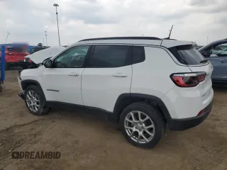 2022 Jeep Compass Latitude Lux z VIN 3C4NJDFB8NT208723, wystawiony jako Copart lot #59283325 z przebiegiem 16 861 mil mil oraz Szkoda całkowita • Salvage title. Historia ofert i sprzedaży dostępna na DreamBid. Obrazek 2.