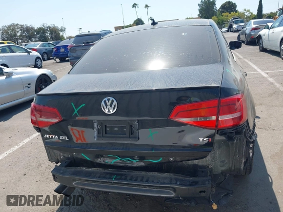 2015 Volkswagen Jetta SEL z VIN 3VWL17AJ7FM307632, wystawiony jako IAAI lot #42766536 z przebiegiem 101 661 mil mil oraz . Historia ofert i sprzedaży dostępna na DreamBid. Obrazek 16.