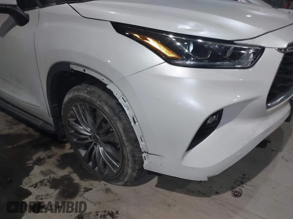 2022 Toyota Highlander Platinum z VIN 5TDFZRBH6NS192150, wystawiony jako IAAI lot #41291531 z przebiegiem 67 474 mil mil oraz . Historia ofert i sprzedaży dostępna na DreamBid. Obrazek 18.