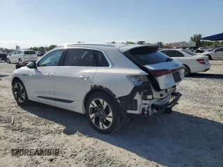 2022 Audi e-tron Premium z VIN WA1AAAGE0NB023860, wystawiony jako Copart lot #57395415 z przebiegiem 52 335 mil mil oraz Nie do naprawy. Historia ofert i sprzedaży dostępna na DreamBid. Obrazek 2.