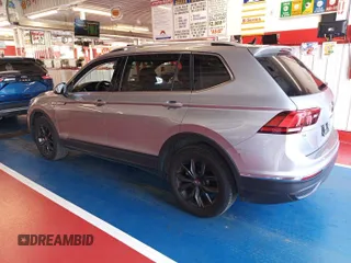 2024 Volkswagen Tiguan SE z VIN 3VV3B7AX7RM105271, wystawiony jako IAAI lot #42752403 z przebiegiem 27 050 mil mil oraz . Historia ofert i sprzedaży dostępna na DreamBid. Obrazek 21.