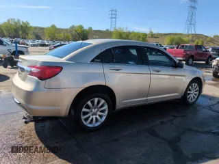 2014 Chrysler 200 Touring z VIN 1C3CCBBB7EN137644, wystawiony jako Copart lot #56254025 z przebiegiem 86 487 mil mil oraz Szkody całkowita. Historia ofert i sprzedaży dostępna na DreamBid. Obrazek 3.