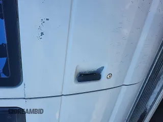 2001 Ford Econoline Passenger XL z VIN 1FBSS31L81HA87022, wystawiony jako IAAI lot #42421177 z przebiegiem 37 467 mil mil oraz . Historia ofert i sprzedaży dostępna na DreamBid. Obrazek 1.