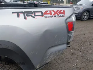 2020 Toyota Tacoma SR5 z VIN 3TMCZ5AN8LM323918, wystawiony jako IAAI lot #42279462 z przebiegiem 105 923 mil mil oraz . Historia ofert i sprzedaży dostępna na DreamBid. Obrazek 19.