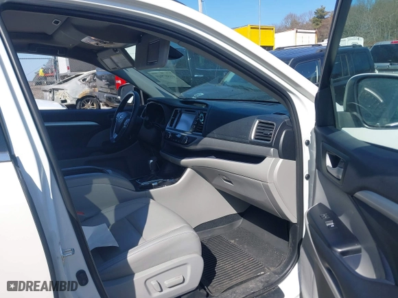 2019 Toyota Highlander SE with VIN 5TDJZRFH5KS933386, listed as a IAAI auction lot 41807949 with 49,661 mi miles. Bid and sale history available at carsss.com. Image 5.
