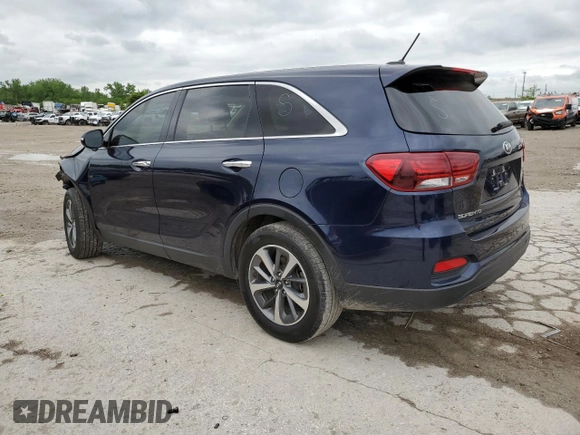 2020 Kia Sorento S z VIN 5XYPG4A5XLG612720, wystawiony jako Copart lot #55496335 z przebiegiem 98 995 mil mil oraz Czysty tytuł • Clean title. Historia ofert i sprzedaży dostępna na DreamBid. Obrazek 2.