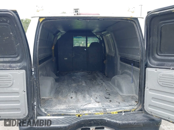 2006 Ford Econoline Cargo z VIN 1FTNE24W56HB25572, wystawiony jako IAAI lot #42378434 z przebiegiem 272 413 mil mil oraz . Historia ofert i sprzedaży dostępna na DreamBid. Obrazek 13.