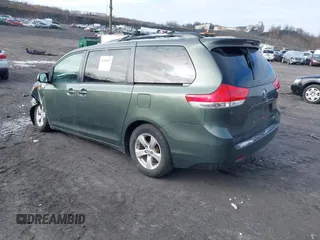 2013 Toyota Sienna LE AAS z VIN 5TDKK3DC9DS334815, wystawiony jako IAAI lot #41589497 z przebiegiem 223 674 mil mil oraz . Historia ofert i sprzedaży dostępna na DreamBid. Obrazek 3.
