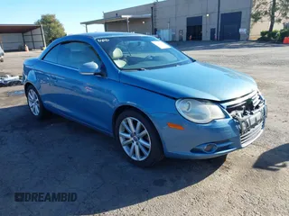 2008 Volkswagen Eos Turbo z VIN WVWBA71F68V026196, wystawiony jako IAAI lot #41238435 z przebiegiem 102 643 mil mil oraz . Historia ofert i sprzedaży dostępna na DreamBid. Obrazek 1.