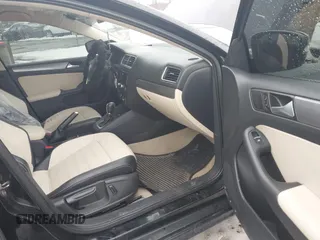 2014 Volkswagen Jetta SEL z VIN 3VWL17AJ6EM428036, wystawiony jako IAAI lot #41716470 z przebiegiem 171 805 mil mil oraz . Historia ofert i sprzedaży dostępna na DreamBid. Obrazek 5.