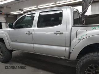 2013 Toyota Tacoma z VIN 3TMLU4EN0DM123507, wystawiony jako IAAI lot #42691592 z przebiegiem 100 894 mil mil oraz . Historia ofert i sprzedaży dostępna na DreamBid. Obrazek 14.