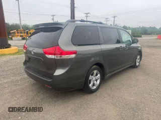 2013 Toyota Sienna LE AAS z VIN 5TDKK3DCXDS361554, wystawiony jako Copart lot #60774985 z przebiegiem 204 462 mil mil oraz Czysty tytuł • Clean title. Historia ofert i sprzedaży dostępna na DreamBid. Obrazek 4.
