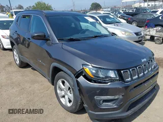 2019 Jeep Compass Latitude z VIN 3C4NJDBB8KT729491, wystawiony jako IAAI lot #42489691 z przebiegiem 73 022 mil mil oraz . Historia ofert i sprzedaży dostępna na DreamBid. Obrazek 1.