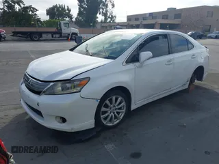 2010 Lexus HS 250h z VIN JTHBB1BA5A2022143, wystawiony jako IAAI lot #42509311 z przebiegiem Nie podano mil oraz . Historia ofert i sprzedaży dostępna na DreamBid. Obrazek 2.