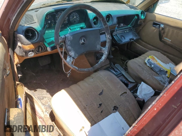 1982 Mercedes-Benz 300 D z VIN WDBAB33A0CB004853, wystawiony jako Copart lot #60577005 z przebiegiem 337 870 mil mil oraz Czysty tytuł • Clean title. Historia ofert i sprzedaży dostępna na DreamBid. Obrazek 8.