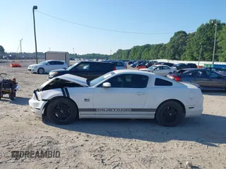 2013 Ford Mustang V6 z VIN 1ZVBP8AM6D5275978, wystawiony jako IAAI lot #42624967 z przebiegiem 134 589 mil mil oraz . Historia ofert i sprzedaży dostępna na DreamBid. Obrazek 14.