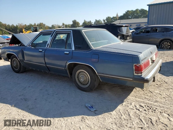 1988 Mercury Grand Marquis GS z VIN 2MEBM74F1JX664779, wystawiony jako Copart lot #76826594 z przebiegiem Nie podano mil oraz Szkody całkowita. Historia ofert i sprzedaży dostępna na DreamBid. Obrazek 2.