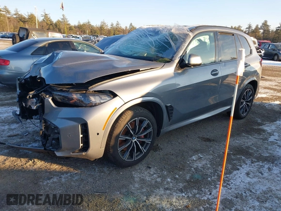 2024 BMW X5 xDrive40i z VIN 5UX23EU06R9T45953, wystawiony jako IAAI lot #41338362 z przebiegiem 33 943 mil mil oraz . Historia ofert i sprzedaży dostępna na DreamBid. Obrazek 2.