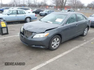 2008 Toyota Camry LE z VIN 4T1BE46K78U751994, wystawiony jako IAAI lot #41712149 z przebiegiem 104 933 mil mil oraz . Historia ofert i sprzedaży dostępna na DreamBid. Obrazek 2.