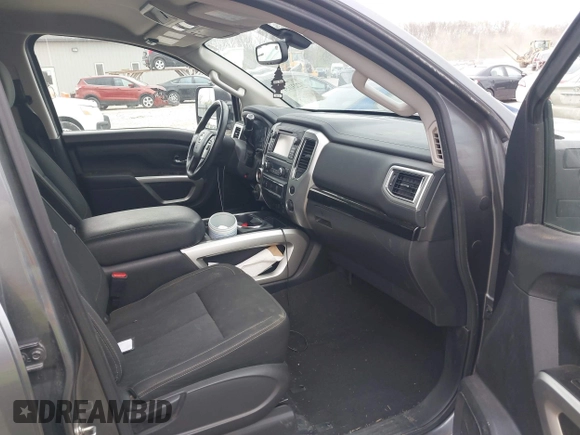 2017 Nissan Titan Platinum Reserve z VIN 1N6AA1E5XHN530256, wystawiony jako IAAI lot #42031654 z przebiegiem 97 200 mil mil oraz . Historia ofert i sprzedaży dostępna na DreamBid. Obrazek 5.