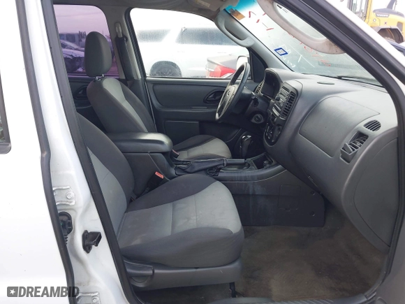 2007 Ford Escape XLS with VIN 1FMYU02Z57KB37979, listed as a IAAI auction lot 41372201 with 172,037 mi miles. Bid and sale history available at carsss.com. Image 5.