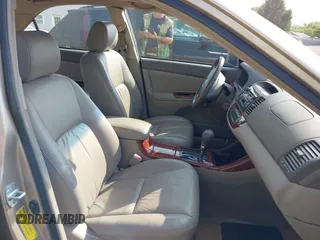 2002 Toyota Camry XLE z VIN 4T1BF30K02U001246, wystawiony jako IAAI lot #42334251 z przebiegiem 58 575 mil mil oraz . Historia ofert i sprzedaży dostępna na DreamBid. Obrazek 5.
