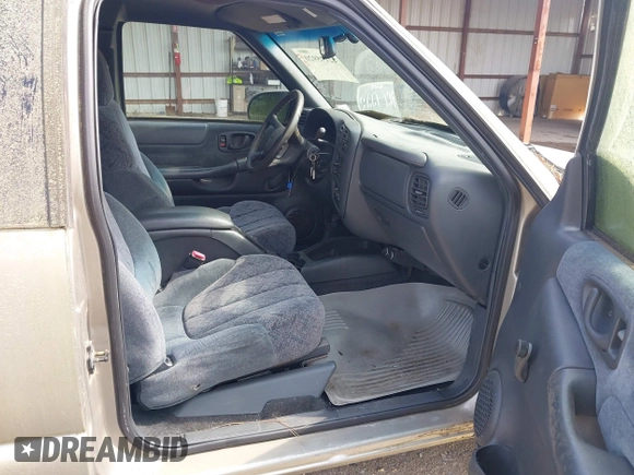 2000 GMC Sonoma SLS with VIN 1GTDT19W6Y8197873, listed as a IAAI auction lot 42195920 with 118,061 mi miles and . Bid and sale history available at DreamBid. Image 5.