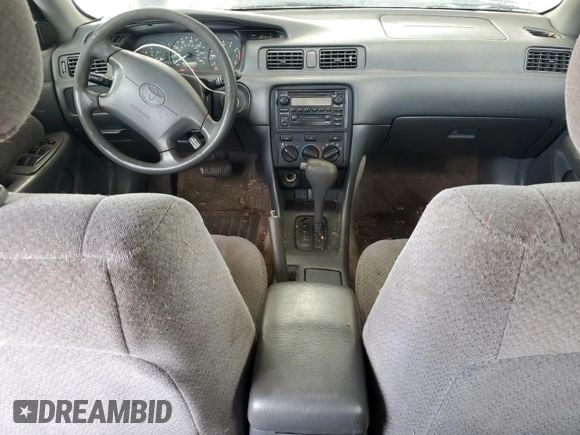 2001 Toyota Camry CE z VIN 4T1BG22K11U784435, wystawiony jako Copart lot #57150025 z przebiegiem 32 777 mil mil oraz Czysty tytuł • Clean title. Historia ofert i sprzedaży dostępna na DreamBid. Obrazek 8.