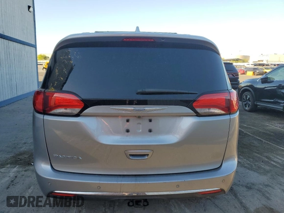 2017 Chrysler Pacifica Touring L Plus z VIN 2C4RC1EG1HR764158, wystawiony jako Copart lot #58271425 z przebiegiem Nie podano mil oraz Nie do naprawy • Non repairable. Historia ofert i sprzedaży dostępna na DreamBid. Obrazek 6.