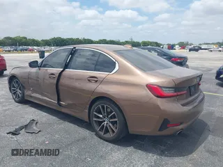 2020 BMW 3 Series 330i z VIN WBA5R1C05LFH82648, wystawiony jako IAAI lot #42112217 z przebiegiem 99 087 mil mil oraz . Historia ofert i sprzedaży dostępna na DreamBid. Obrazek 3.