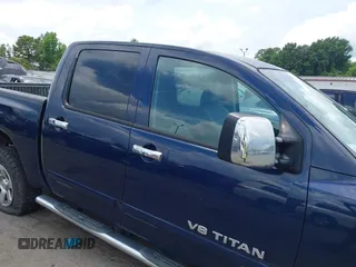 2007 Nissan Titan SE z VIN 1N6BA07B77N214250, wystawiony jako IAAI lot #42514141 z przebiegiem 184 576 mil mil oraz . Historia ofert i sprzedaży dostępna na DreamBid. Obrazek 13.