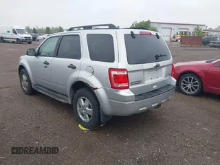 2010 Ford Escape XLT z VIN 1FMCU9DG5AKB16731, wystawiony jako IAAI lot #42322986 z przebiegiem 121 940 mil mil oraz . Historia ofert i sprzedaży dostępna na DreamBid. Obrazek 3.